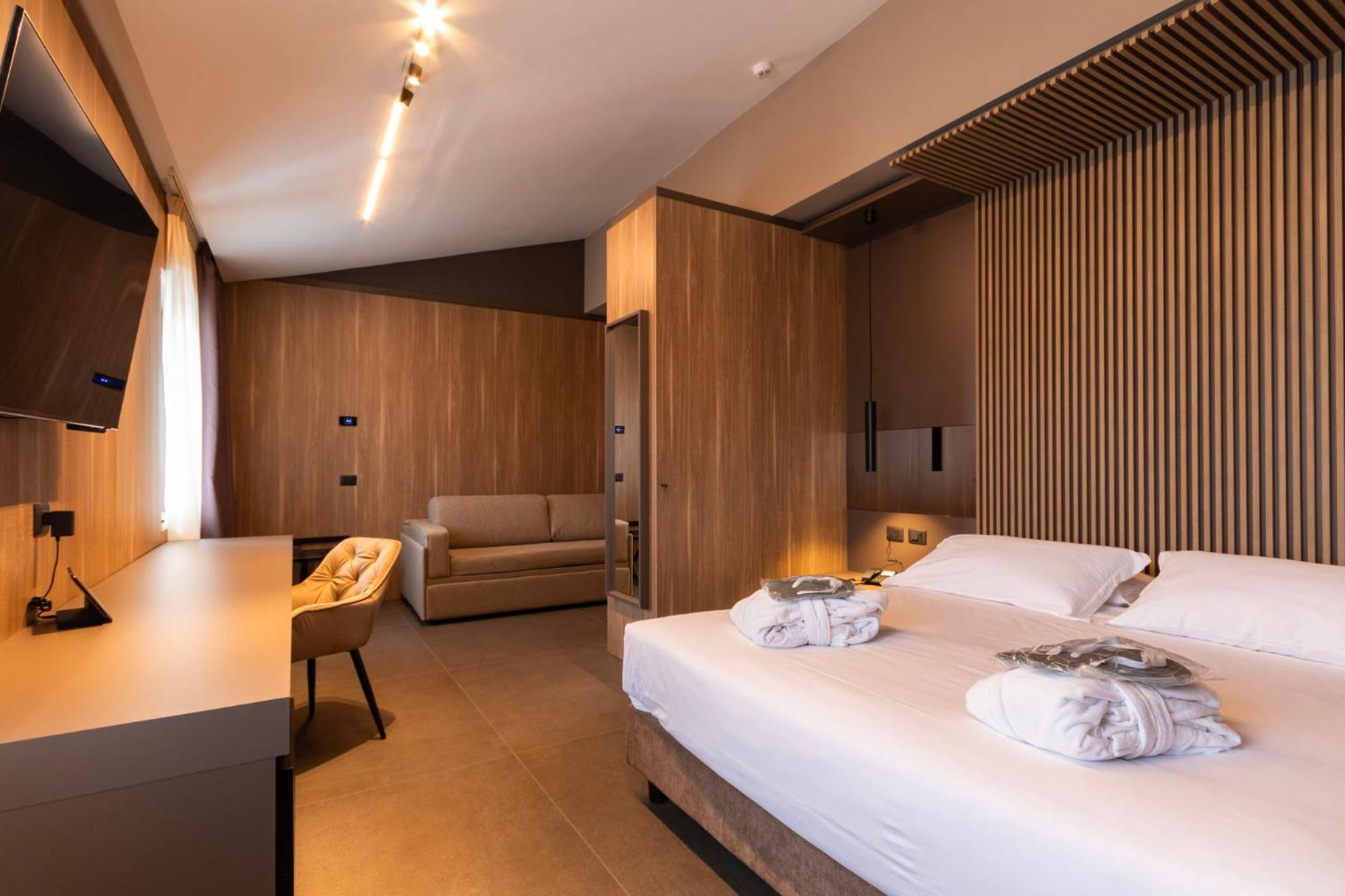 Sport Village & 4*